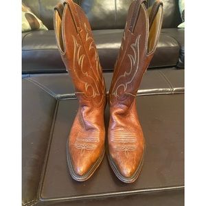 Justin beautiful leather boots. Size 8B. Very good used condition.